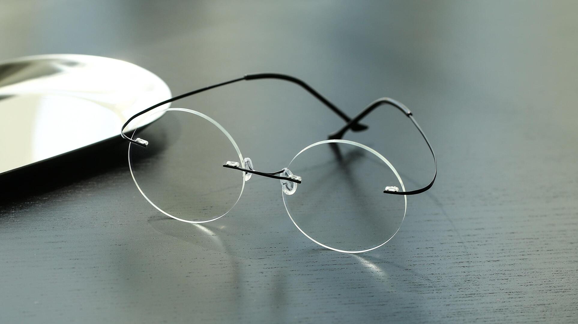 Stylish round rimless glasses are lightweight and fashionable on men and women.