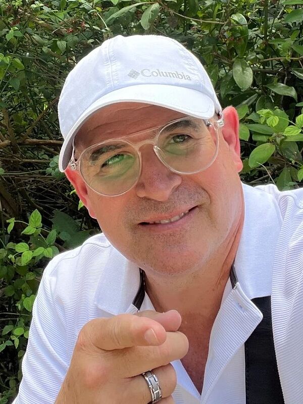 Customer review of Louis by Elix M. V.